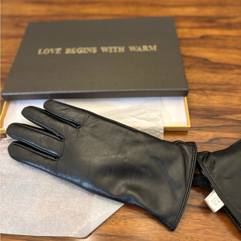 Sleek Black Leather Gloves with Snug Fit women’s 
Size M